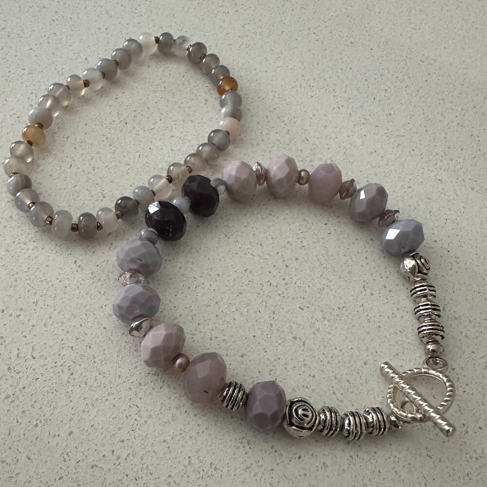 2 Lavender Glass and Acrylic Beaded Bracelets - Picture 3 of 6